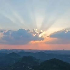 晨雾绕峰，云海如画，奔赴威远骑龙坳，邂逅山林诗意