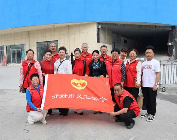 开封市义工协会走进顺河回族区特困供养中心开展敬老活动