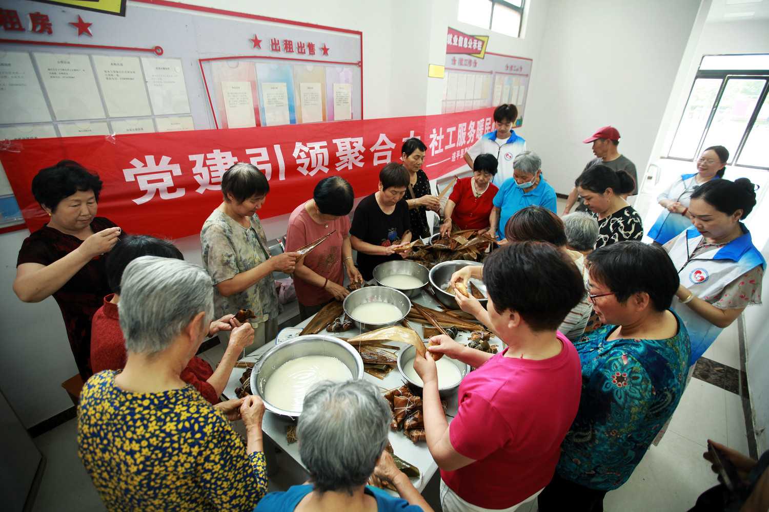粽叶飘香迎端午 温情陪伴暖夕阳 遂平惠诚社工端午节活动