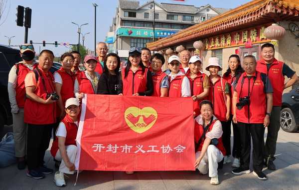 开封市义工协会为14名遇困生发放13000元的爱心助学金