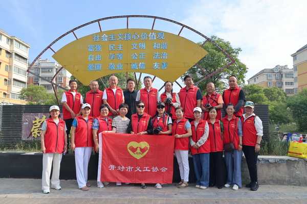 开封市义工协会向四个乡镇20名遇困生发放了16400元爱心助学金