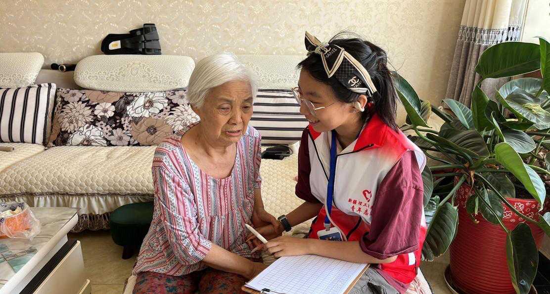 新疆理工职业大学联合喀什市石榴花开社工服务中心、新疆红石慈善基金会开展爱老助老、爱心传递暨推广国家通用语言文字社会实践活动