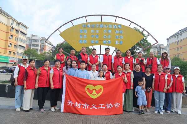 开封市义工协会为三个乡镇24名遇困生发放了22200元的爱心助学金