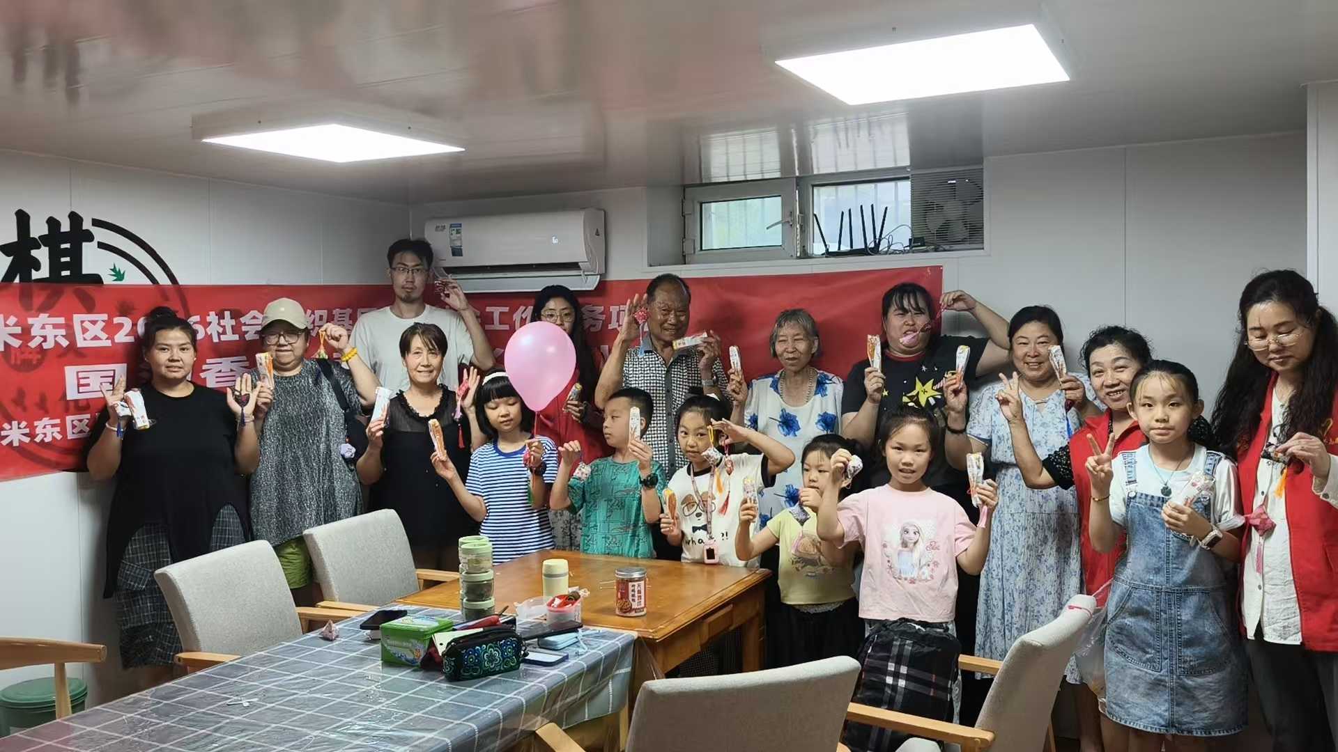 国潮香囊润民心 非遗薪火代代传——光明社区开展香包手工制作主题活动