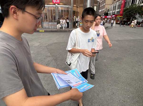 【信阳】8月19日郑齐、杨玉婷开展第9场“护骨现在做 健康为家国”公益活动