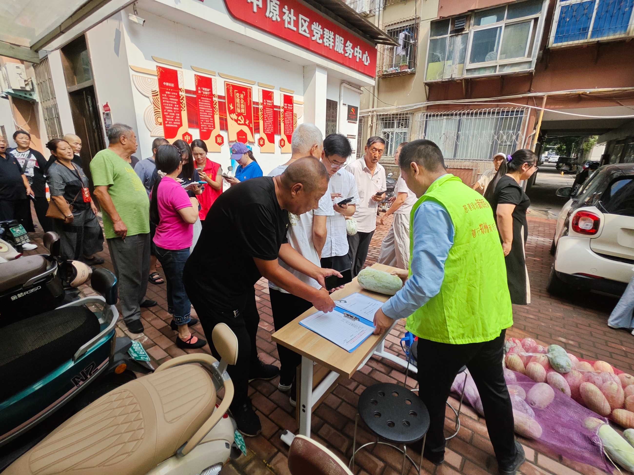 河南新市民：邻里互助暖人心 爱心送瓜传真情